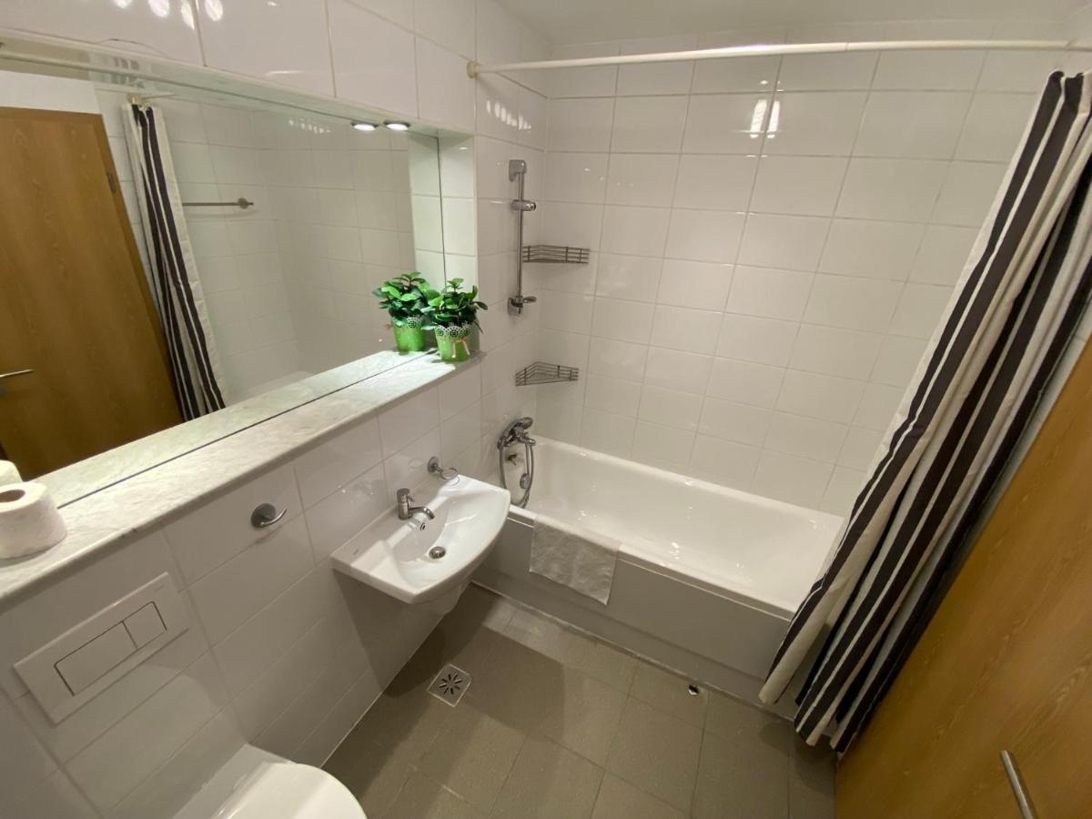 Green Apartment 214 With Private Parking Bukarest Eksteriør billede