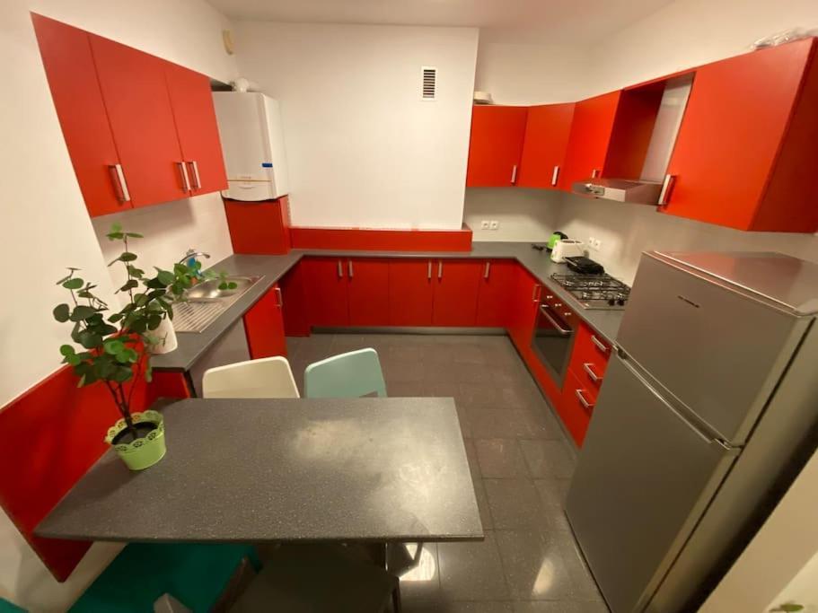 Green Apartment 214 With Private Parking Bukarest Eksteriør billede