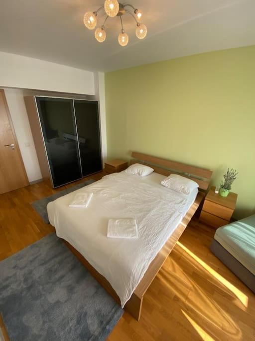 Green Apartment 214 With Private Parking Bukarest Eksteriør billede